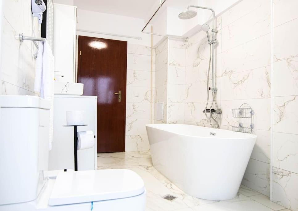 Ultra Central Luxury 3Br 2Bath Apt & Amazing Views Bucarest Esterno foto